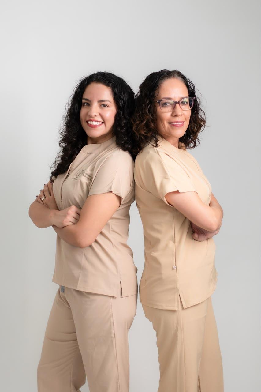 Las doctoras Bianca González y Liz Jovanna Martínez, especialistas en Medicina Interna, de espalda con espalda