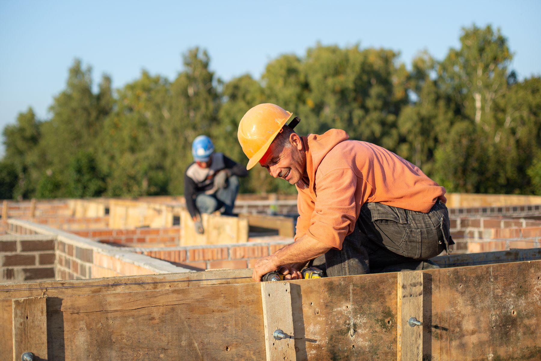 Trabajador de la construcción colocando cimbra de madera en una obra